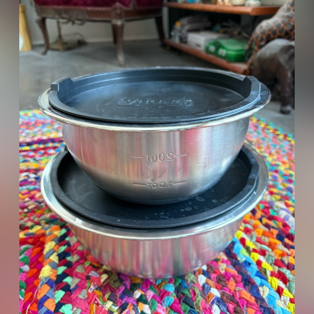2 STAINLESS STEEL BOWLS WITH PLASTIC LIDS
